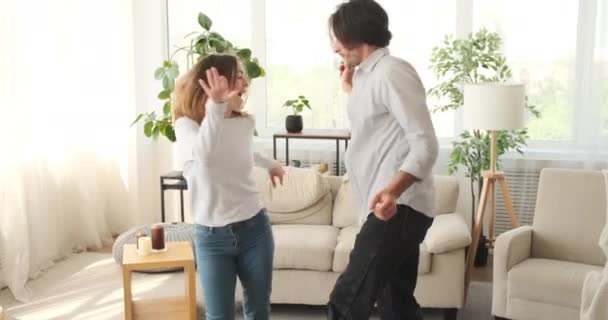 Par som har kul med att dansa hemma — Stockvideo