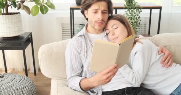 Uomo lettura libro con moglie dormire a casa — Video Stock