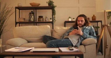 Evdeki cep telefonunda mesaj bırakan adam