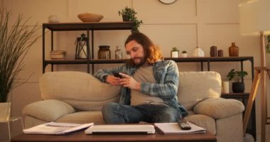 Evdeki cep telefonunda mesaj bırakan adam