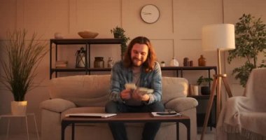 Havaya dolar atan adam