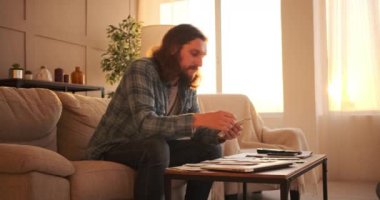 Adam evde sayarken para saklıyor.