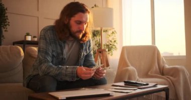 Adam evde para sayıyor.