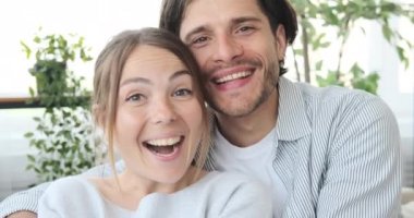 Sevgili çift evde vakit geçiriyor.