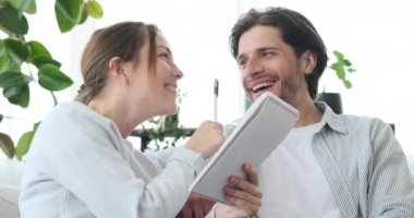 Not defterine alışveriş listesi yazan çift