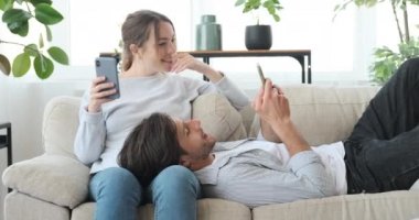 Evde cep telefonu kullanan çift