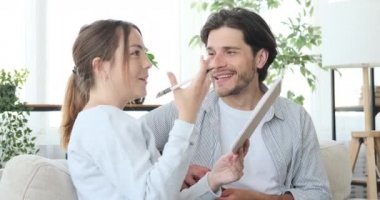 Not defterine alışveriş listesi yazan çift