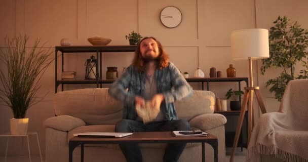 Чоловік кидає доларові купюри в повітря — стокове відео