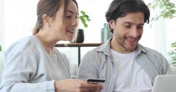 Casal com cartão de crédito e laptop comemorando o sucesso — Vídeo de Stock