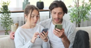 Evde cep telefonu kullanan çift