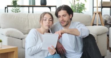 Not defterine alışveriş listesi yazan çift