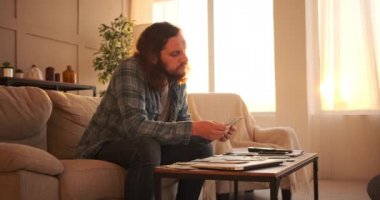 Adam evde para sayıyor.