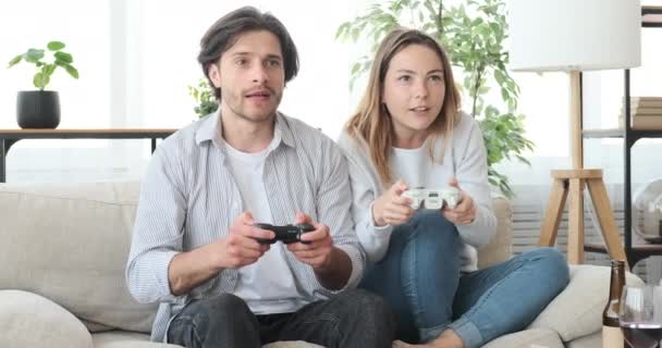 Casal louco jogar videogame em casa — Vídeo de Stock