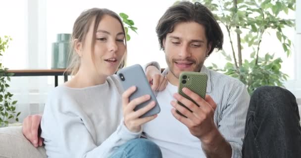 Casal usando telefone celular em casa — Vídeo de Stock