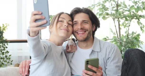 Koppel het nemen van selfie met behulp van mobiele telefoon thuis — Stockvideo