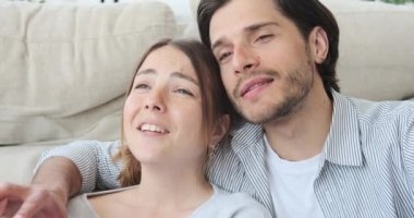 Sevgili çift evde konuşuyor.