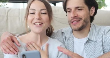 Evde cep telefonuyla görüntülü sohbet.