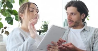 Not defterine alışveriş listesi yazan çift