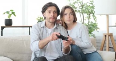 Evde video oyunu oynayan çılgın çift.