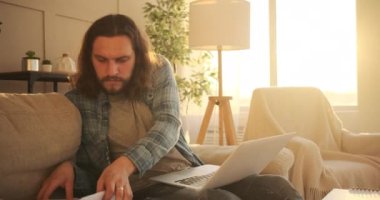 Evde çalışan yakışıklı adam.