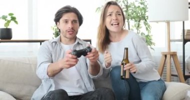 Evde video oyunu oynayan çift