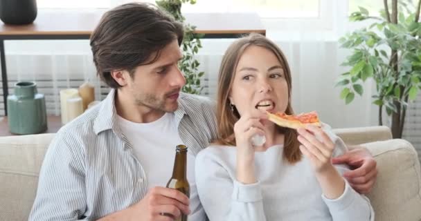 Пара проводить дозвілля, їсть і п'є вдома — стокове відео