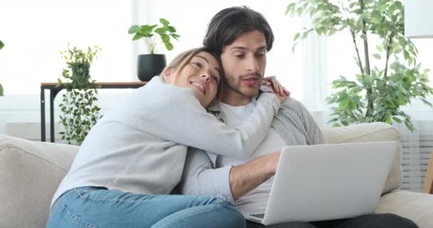 Missnöjda par som använder laptop hemma — Stockvideo
