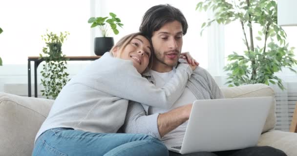 Pareja disgustada usando portátil en casa — Vídeos de Stock