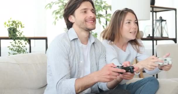 Жінка шкодує про обман у відеоіграх матч з хлопцем — стокове відео