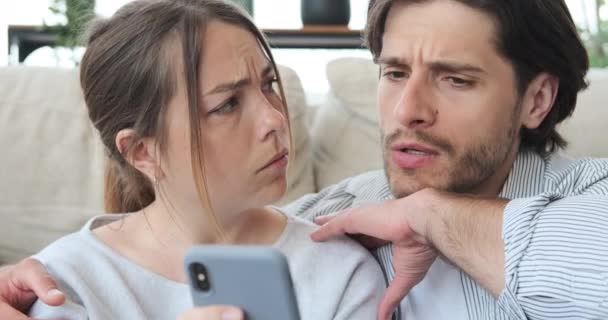 Casal rindo enquanto lê mensagem engraçada no telefone celular — Vídeo de Stock