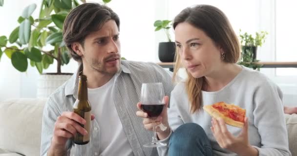 Para pizzy i drinków podczas rozmowy w domu — Wideo stockowe