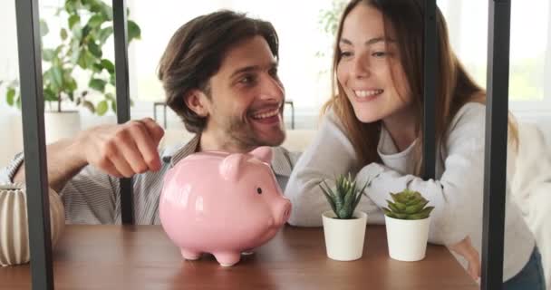 Pareja ahorrando dinero para el futuro — Vídeo de stock