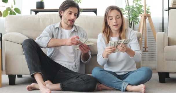 Pareja contando billetes de dinero y planificando para el futuro — Vídeo de stock