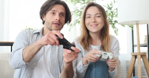 Pazzo coppia giocare video gioco a casa — Video Stock