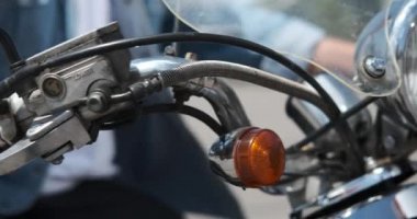 Motosiklet hızlandırıcısını tutan adama yakın plan. 