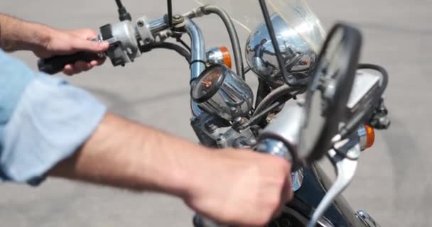 Muž drží motocykl rukojeti s ovládacími tlačítky — Stock video