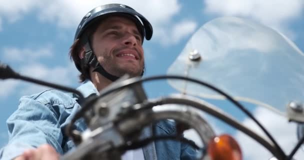 Щасливий чоловік їде на скутері — стокове відео