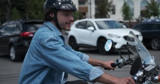 Hombre montando scooter en carretera de la ciudad — Vídeos de Stock