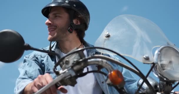 Щасливий чоловік сидить на скутері — стокове відео