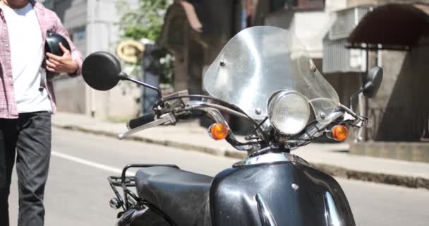 Homem vestindo capacete e sentado em scooter — Vídeo de Stock