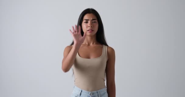 Mulher dizendo não com sinal de stop hand — Vídeo de Stock