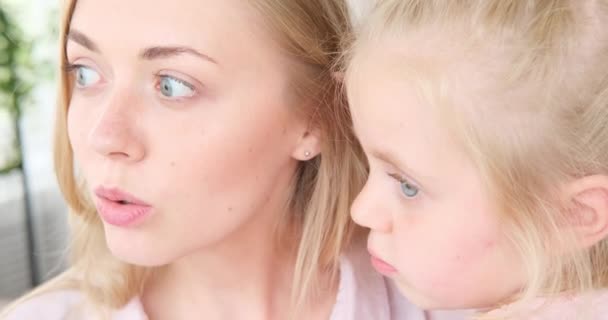 Matka s dcerou se dívají na něco podezřelého — Stock video
