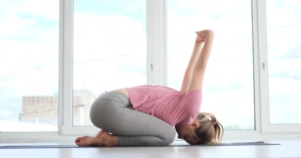 Vrouw die yoga beoefent in de fitness studio — Stockvideo