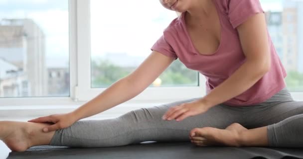 Žena cvičí jógu ve fitness studiu — Stock video