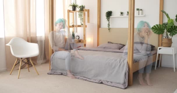 Depressieve vrouw die tekenen van ongemak vertoont en vaak haar locatie in de slaapkamer verandert — Stockvideo