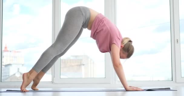 Vrouw die yoga beoefent in de fitness studio — Stockvideo