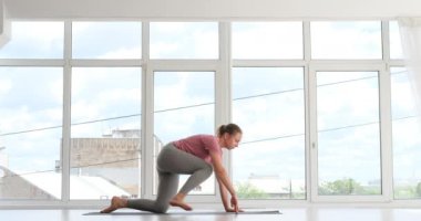 Stüdyoda yoga yapan kadın.