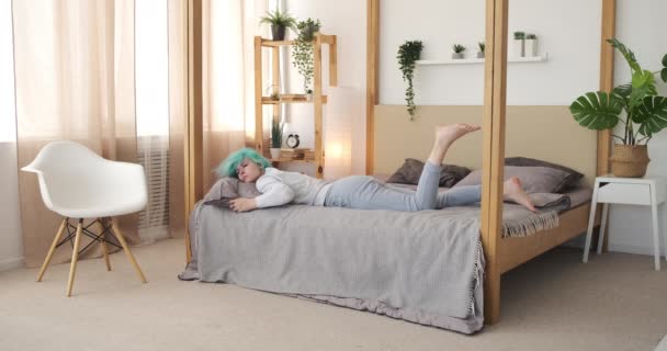 Sömnlös kvinna känner sig obekväm liggande på sängen hemma — Stockvideo