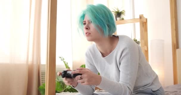 Wanita bermain video game di rumah — Stok Video