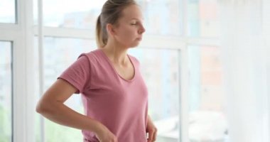 Kadın fitness stüdyosunda yoga pozu alıştırması yapıyor.
